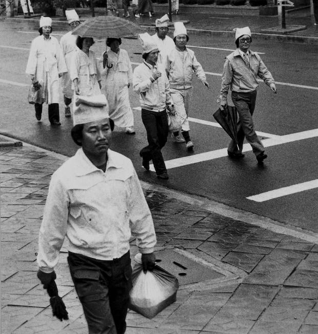 1980년 5월 24일 상복을 입은 채 거리를 걷고 있는 유족의 모습.
<광주일보 자료사진>