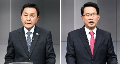◇화천군수 선거에 출마한 김세훈(민) 후보(사진 왼쪽)와 최명수(국) 후보가 지난 14일 강원일보와 G1방송 등이 공동주관해 G1방송국에서 열린 TV토론회에서 열띤 토론을 하고 있는 모습. 임도혁기자