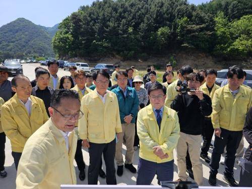 김성환 기후에너지환경부 장관이 지난 15일 인제 남면 신남선착장에서 소양호 물고기 집단폐사 피해 상황을 확인하고 있다. 인제=최영재기자
