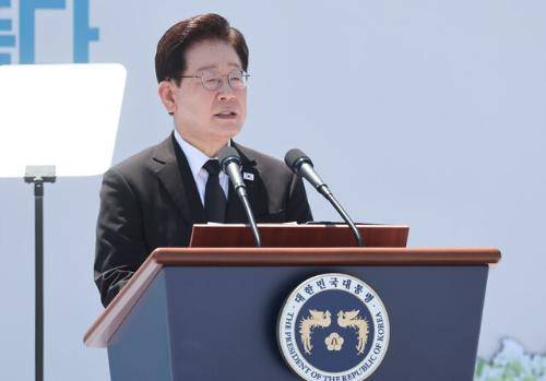 이재명 대통령, 5·18 기념사 (광주=연합뉴스) 김도훈 기자 = 이재명 대통령이 18일 광주 5·18 민주광장에서 열린 제46주년 5·18 민주화운동 기념식에서 기념사를 하고 있다. 2026.5.18 [청와대통신사진기자단] superdoo82@yna.co.kr (끝) <저작권자(c) 연합뉴스, 무단 전재-재배포, AI 학습 및 활용 금지>