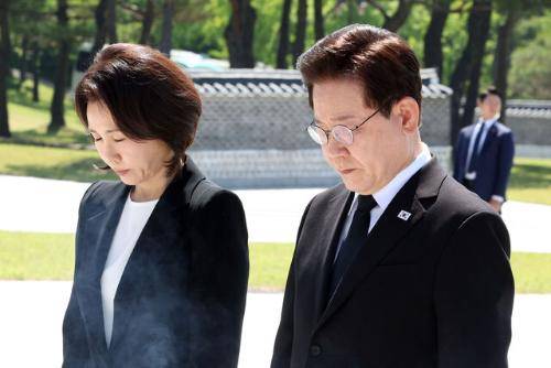 이재명 대통령 부부, 5·18 민주묘지 추모탑 참배 (광주=연합뉴스) 김도훈 기자 = 이재명 대통령과 김혜경 여사가 18일 광주 북구 5·18 민주묘지 추모탑에 헌화 뒤 묵념하고 있다. 2026.5.18 [청와대통신사진기자단] superdoo82@yna.co.kr (끝) <저작권자(c) 연합뉴스, 무단 전재-재배포, AI 학습 및 활용 금지>
