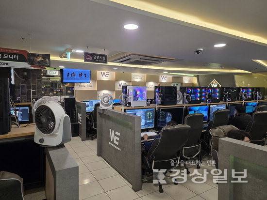 ▲ 다음달부터 저녁 시간 전기료가 인상되면서 울산지역 PC방 업계가 우려 섞인 목소리를 내고 있다. 사진은 지난 16일 오후 6시께 찾은 울산 울주군 온산읍의 한 PC방.
