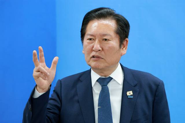 더불어민주당 총괄상임선대위원장인 정청래 대표가 17일 전북 김제시 민주당 박지원 전북 군산김제부안을 국회의원 보궐선거 후보 선거사무소 개소식에 참석해 인사말하고 있다. 연합뉴스