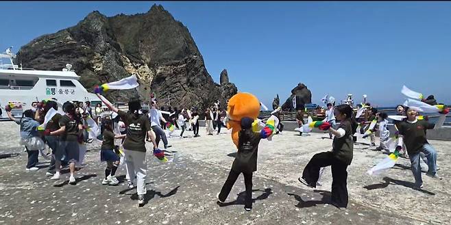 제3기 독도 어린이 의용수비대원들이 독도 동도 선착장에서 아리랑 독도 플래시몹 군무를 선보이고 있다. /독도사랑운동본부 제공