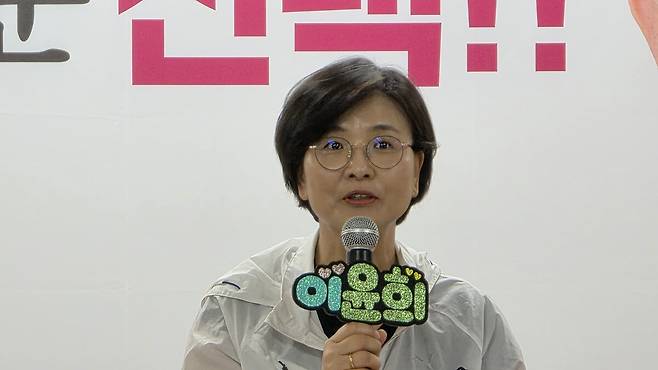 17일 더불어민주당 이윤희 문경시장 후보 선거사무소 개소식에서 축사하는 임이애 경북도당위원장. /고성환 기자