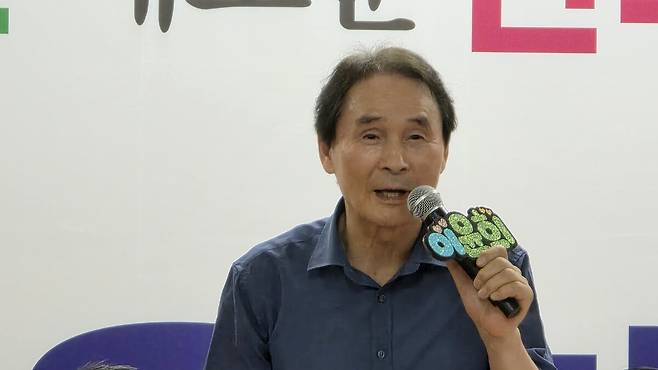 17일 더불어민주당 이윤희 문경시장 후보 선거사무소 개소식에서 축사하는 박인국 상주·문경지역당원협의회장. /고성환 기자