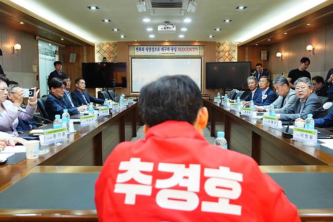 국민의힘 추경호 대구시장 후보가 18일 오전 서대구산업단지관리공단에서 열린 대구상공회의소·6개 공단 경제단체 조찬모임에 참석해 산업단지별 현안을 청취했다. /추경호 후보 캠프 제공