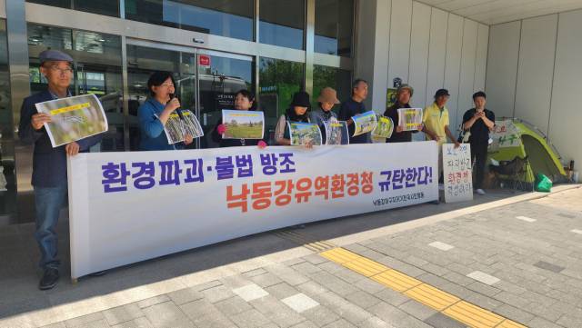 낙동강하구지키기전국시민행동이 18일 오전 낙동강환경유역청 앞에서 기자회견을 열고 대저대교 환경평가 재실시를 촉구했다./낙동강하구지키기전국시민행동/