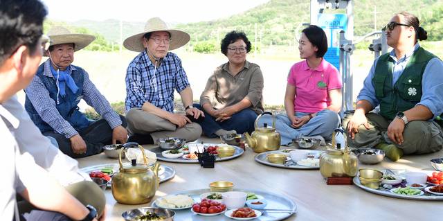이재명 대통령이 15일 오후 대구 군위군 소보면 마을 일원에서 모내기 작업을 마친 뒤 주민들과 '새참 간담회'를 하고 있다. 대구일보
