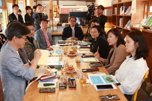 한성숙 중소벤처기업부 장관(오른쪽 3번째)이 18일 충청남도 공주시 지역서점 '오래된 질문'에서 열린 동네책방 간담회에서 참석자들의 발언을 듣고 있다. /중기부