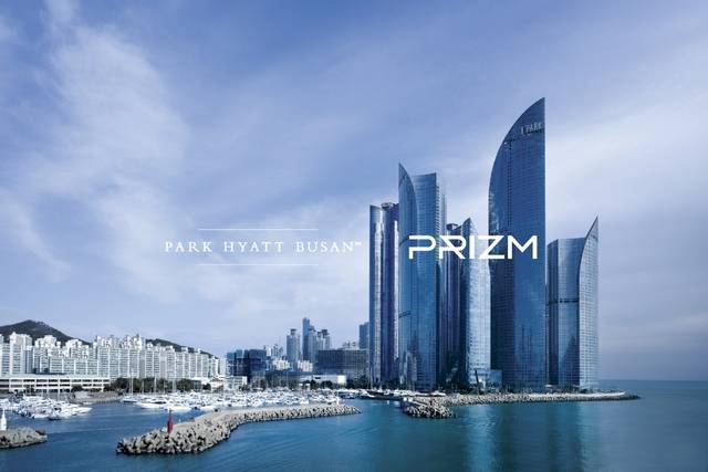 파크 하얏트 부산은 리테일 미디어 플랫폼 ‘프리즘(PRIZM)’과 손잡고 오는 19일 오후 8시 라이브 방송을 통해 특별한 혜택을 담은 객실 패키지를 선보인다.(사진=파크 하얏트 부산 제공)