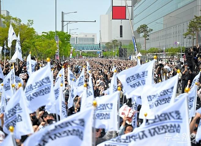 삼성전자 노동조합 공동투쟁본부 조합원들이 4월 23일 오후 경기 평택시 삼성전자 평택캠퍼스 앞에서 4.23 투쟁 결의대회를 진행하고 있다. 사진=이수길 기자