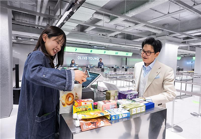이재현 CJ그룹 회장(오른쪽)이 지난 3월 올리브영 명동 센트럴타운을 찾아 상품을 구매하고 있다. [사진=CJ]