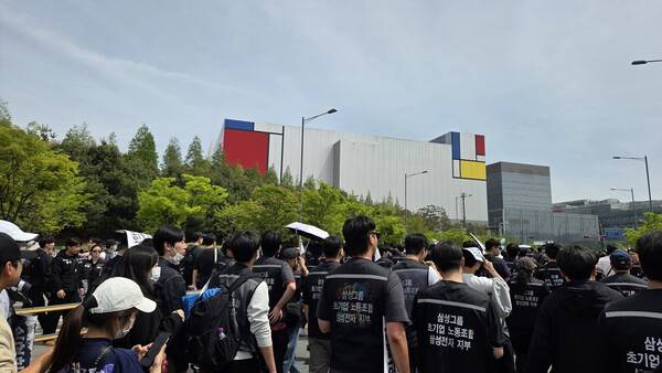 23일 경기 평택시 고덕동 삼성전자 평택캠퍼스에서 열린 삼성전자 노동조합 공동투쟁본부 '4·23 투쟁 결의대회'에서 조합원들이 집회 장소로 걸어가고 있다. / 이광영 기자