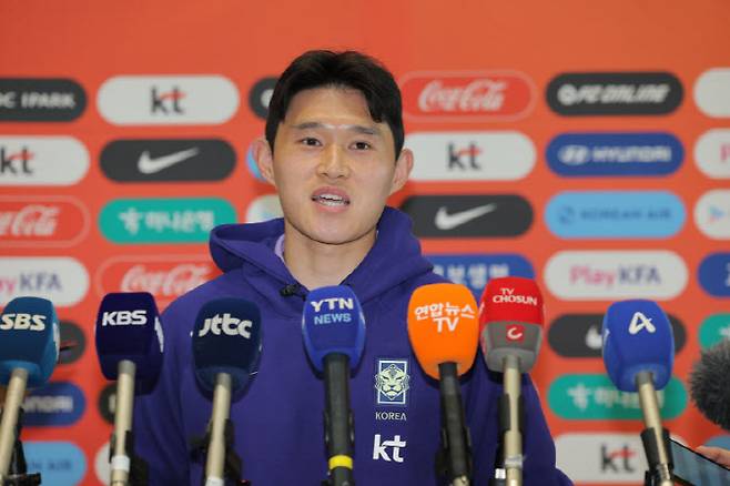 2026 북중미 월드컵에 출전하는 축구 국가대표팀 이동경이 18일 인천국제공항 제2여객터미널에서 사전 훈련 캠프가 열리는 미국 유타주 솔트레이크시티로 출국하기 전 취재진 질문에 답하고 있다. 사진=연합뉴스