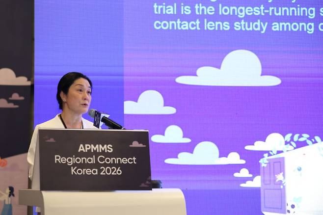 니노미야 사유리 박사(일본 이타미 센트럴 안과 원장)이 12일 APMMS Regional Connect Korea에서 쿠퍼비전 마이사이트 원데이 일본 임상시험 결과를 발표하고 있다. 사진=쿠퍼비전 코리아