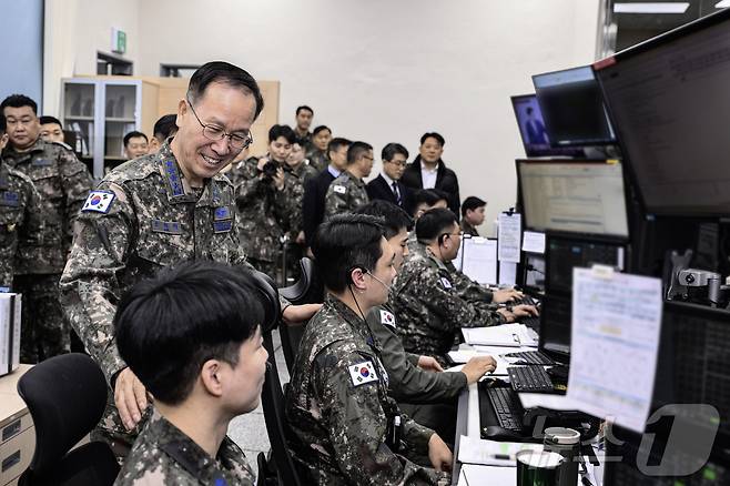 손석락 공군참모총장(대장)이 지난 2월 대구기지에서 열린 제2중앙방공통제소(MCRC) 성능개량체계 전력화 후 부대를 직접 방문해 점검하는 모습. 2026.2.12 ⓒ 뉴스1(공군 제공. 재판매 및 DB 금지)