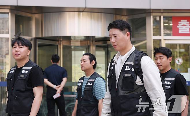 최승호 초기업노조 삼성전자지부 위원장이 13일 경기 수원시 영통구 수원지방법원에서 열린 삼성전자 노조 위법 쟁의행위 금지 가처분 신청 2차 심문을 마치고 나오고 있다. 2026.5.13 ⓒ 뉴스1 김영운 기자