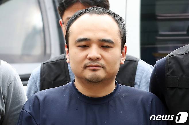 장대호가 2019년 8월 21일 오후 조사를 받기 위해 경기도 고양경찰서로 이송된 모습. (뉴스1 DB) 2020.7.29 ⓒ 뉴스1