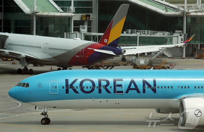 대한항공과 아시아나항공이 6월 발권하는 한국 출발 국제선 유류할증료를 5월 적용됐던 33단계에서 27단계로 6단계 낮춘다. 중동 정세 불안 등으로 급등했던 항공유 가격이 최근 하락하면서 여름 성수기를 앞두고 해외 항공권 가격 부담이 다소 완화될 전망이다. 사진은 18일 오후 인천국제공항 제2터미널 계류장에서 여객기가 이동하는 모습. 2026.5.18 ⓒ 뉴스1 김진환 기자