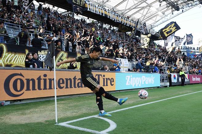 LOS ANGELES, CALIFORNIA - MAY 10: Son Heung-Min #7 of Los Angeles FC takes a corner kick during the MLS match between Los Angeles Football Club and Houston Dynamo FC at BMO Stadium on May 10, 2026 in Los Angeles, California. Kevork Djansezian/Getty Images/AFP (Photo by KEVORK DJANSEZIAN / GETTY IMAGES NORTH AMERICA / Getty Images via AFP)
<저작권자(c) 연합뉴스, 무단 전재-재배포, AI 학습 및 활용 금지>