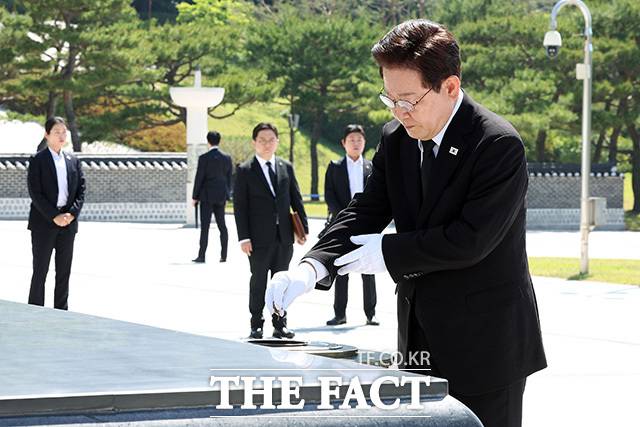 이재명 대통령이 18일 오전 광주 북구 국립5·18민주묘지 민중항쟁추모탑에서 참배하고 있다. /광주=뉴시스