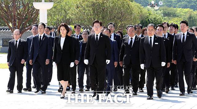 이재명 대통령과 김혜경 여사가 참배를 위해 민중항쟁추모탑으로 이동하고 있다. /광주=뉴시스