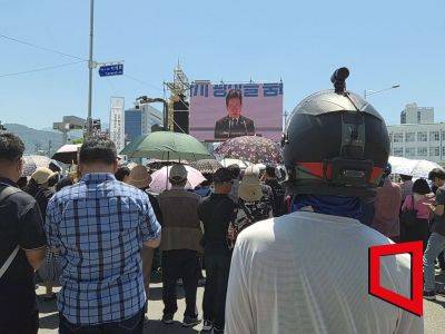 18일 오전 제46주년 5·18 민주화운동 기념식이 최후항쟁지였던 광주 동구 금남로 옛 전남도청 앞 5·18민주광장에서 거행되는 가운데 배달기사 장현수 씨(44)가 이재명 대통령의 취임사를 경청하고 있다. 민현기 기자