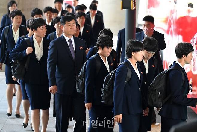 북한 여자축구팀 내고향여자축구단이 아시아축구연맹(AFC) 여자 챔피언스리그(AWCL) 참가를 위해 17일 오후 인천국제공항 제1여객터미널을 통해 입국해 발걸음을 옮기고 있다.ⓒ데일리안 방규현 기자