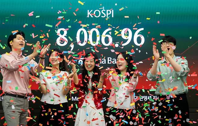 코스피가 8000을 넘어선 15일 서울 중구 하나은행 딜링룸에서 직원들이 8000 돌파 세리머니를 하고 있다(자료사진). ⓒ뉴시스