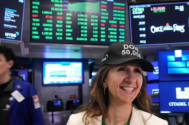 린 마틴 뉴욕증권거래소(NYSE) 사장이 지난 2월 다우존스산업평균 지수가 사상 처음으로 5만선을 돌파하며 마감하는 모습을 지켜보기 위해 '다우 5만'이라고 적힌 모자를 쓰고 있다(자료사진). ⓒAP/뉴시스