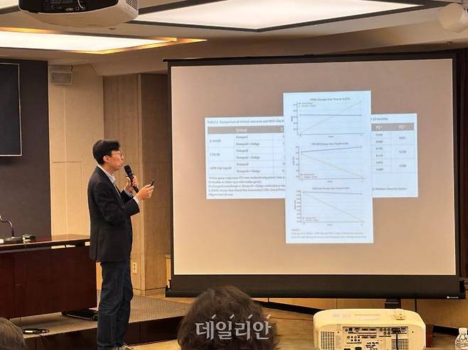 18일 서울 중구 한국프레스센터에서 열린 한국의학바이오기자협회 미디어 라운드테이블에서 양영순 순천향대학교 천안병원 신경과 교수가 '은행잎 추출물' 연구 성과에 대해 발표하고 있다. ⓒ데일리안 김효경 기자