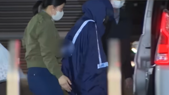 범행을 지시한 것으로 추정되는 용의자가 경찰에 이송되고 있다. 유튜브 日テレNEWS 갈무리