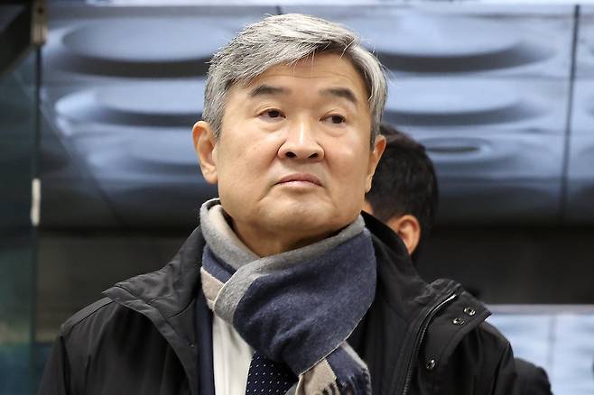 [서울=뉴시스] 조태용 전 국가정보원장이 11일 오전 서울 서초구 서울중앙지방법원에서 열린 구속 전 피의자 심문(영장실질심사)에 출석하고 있다.  조 전 원장은 국가정보원법상 정치 관여 금지 위반, 직무 유기, 위증, 증거인멸, 허위 공문서 작성 및 허위 작성 공문서 행사, 국회에서의 증언·감정 등에 관한 법률 위반 등 혐의를 받는다. 2025.11.11