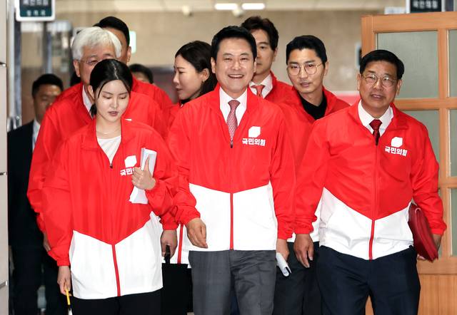 장동혁(가운데) 국민의힘 당대표가 지난 5월 15일 국회에서 열린 당 중앙선거대책위원회의 첫 회의를 주재하기 위해 선대위 위원장들과 함께 입장하고 있다. [연합뉴스]