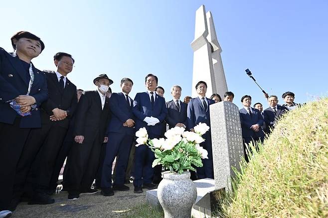 정청래 더불어민주당 대표를 비롯한 당 지도부가 5·18민주화운동 46주기인 18일 오전 광주 북구 운정동 국립5·18민주묘지를 찾아 윤상원 열사 묘 앞에서 묵념하고 있다. 뉴시스