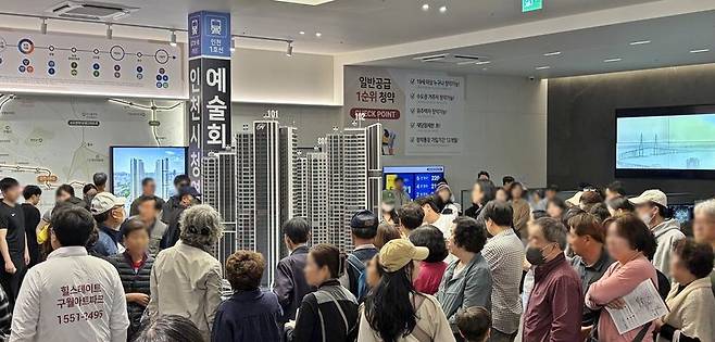 인천 남동구에 조성되는 '힐스테이트 구월아트파크' 견본주택을 찾은 방문객들이 단지 모형도를 살펴보고 있다. 현대엔지니어링 제공
