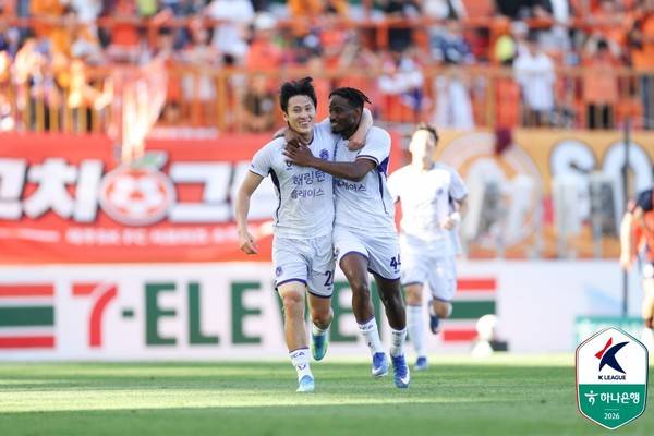 김동진과 라파엘(왼쪽부터, FC안양). 한국프로축구연맹 제공