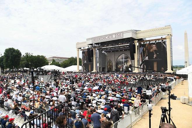 17일 미국 워싱턴 내셔널몰에서 열린 ‘재봉헌 250 행사’ 무대의 모습이다. AFP연합뉴스