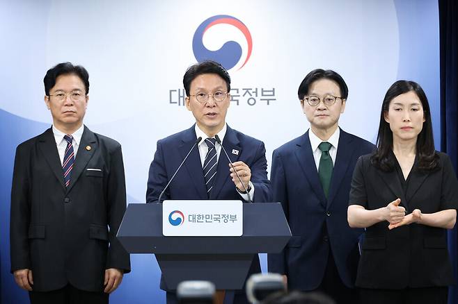 김민석 국무총리가 17일 서울 종로구 정부서울청사에서 삼성전자 파업 관련 대국민 담화를 하고 있다. (왼쪽부터) 김영훈 고용노동부 장관, 김민석 국무총리, 김정관 산업통상부 장관. 연합뉴스.