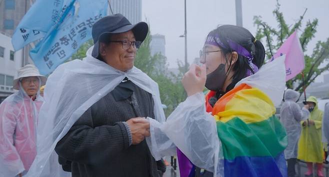 농민과 손을 마주 잡은 2030 성소수자의 모습은 남태령의 연대를 보여주는 상징적 장면이다. 시네마달 제공