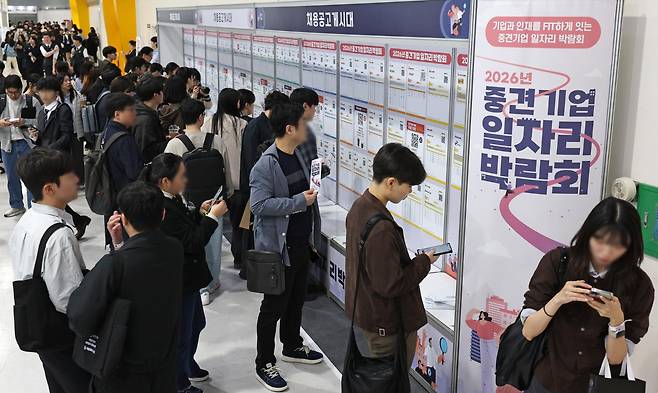 3월 31일 서울 서초구 aT센터에서 열린 2026년 중견기업 일자리 박람회를 찾은 구직자들이 채용 공고 게시물을 살펴보고 있다. 뉴시스