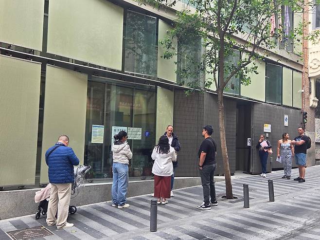 11일 스페인 수도 마드리드 센트로 지구에 있는 이민청 앞에서 이민자들이 합법화 조치 관련 정보를 공유하고 있다. 마드리드=정승임 특파원