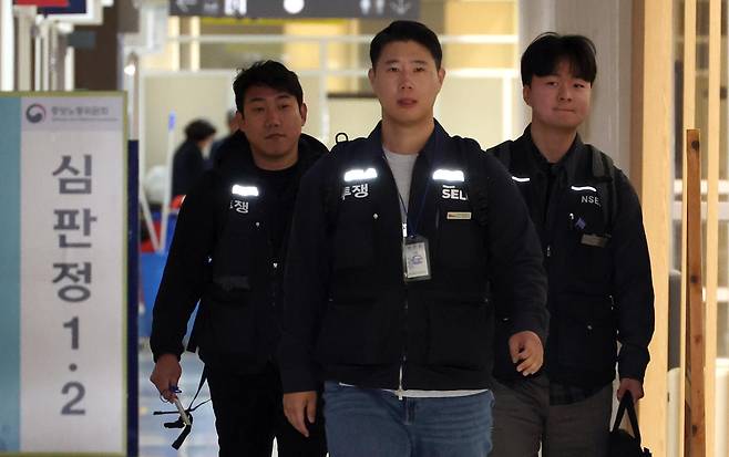 11일 삼성전자 초기업노조 삼성전자지부 최승호 위원장 등 노조 집행부가 사후조정 절차가 열리는 정부세종청사 중노위 조정회의실로 향하고 있다. 중노위는 18일 삼성전자 노사 사후조정 절차를 재개한다. 뉴시스