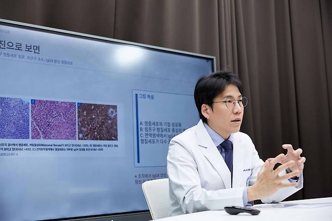 건국대병원 류마티스내과 민홍기 교수가 IgG4 관련 질환​에 대해 설명하고 있다./사진=신지호 기자