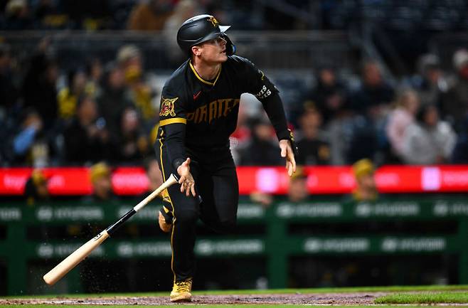 <yonhap photo-2976=""> PITTSBURGH, PENNSYLVANIA - MAY 1: Henry Davis #32 of the Pittsburgh Pirates watches his solo home run during the fourth inning against the Cincinnati Reds at PNC Park on May 1, 2026 in Pittsburgh, Pennsylvania. Joe Sargent/Getty Images/AFP (Photo by Joe Sargent / GETTY IMAGES NORTH AMERICA / Getty Images via AFP)/2026-05-02 12:05:55/ <저작권자 ⓒ 1980~2026 ㈜연합뉴스. 무단 전재 재배포 금지, AI 학습 및 활용 금지></yonhap>