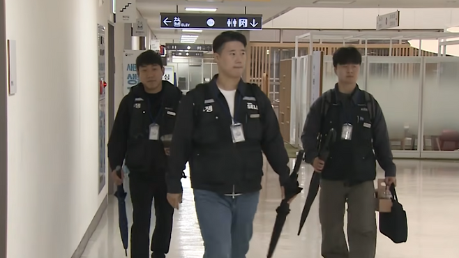 삼성전자 노조 관계자들이 중앙노동위원회가 있는 정부세종청사 내부를 이동하고 있다. (SBS 캡처)