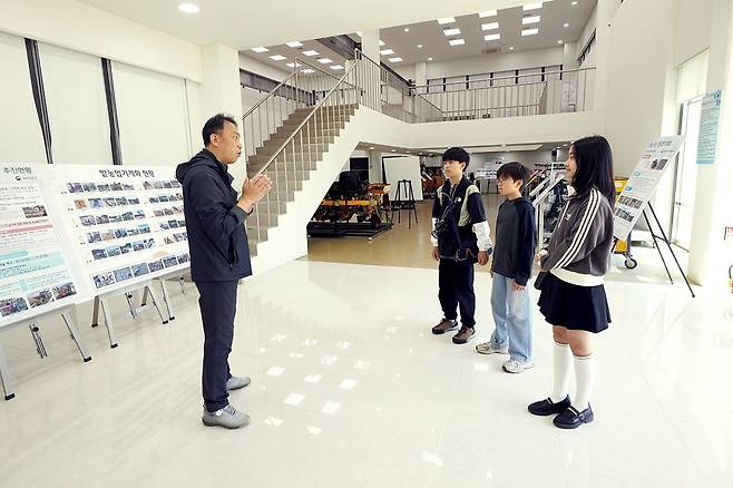 이승철 민간전문가(맨 왼쪽)가 소중 학생기자단에게 우리나라 밭농업에 사용하는 농기계들을 설명했다.