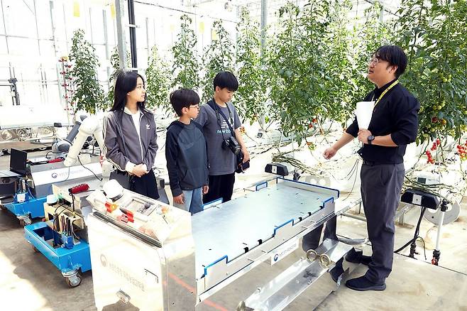 김만중 농업연구사(맨 오른쪽)와 함께 무거운 짐이나 수확물을 나르는 운반 로봇에 대해 살펴본 소중 학생기자단.