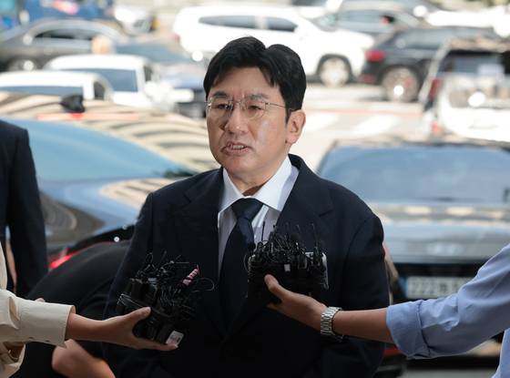 기업공개(IPO)를 앞두고 투자자들을 속여 지분을 팔게 한 의혹을 받는 방시혁 하이브 의장이 지난해 9월 서울 마포구 서울경찰청 금융범죄수사대에 피의자 신분으로 출석해 취재진 질문에 답하고 있다. 연합뉴스